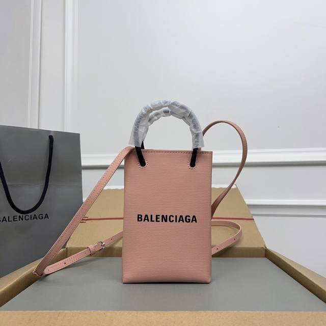 独家背景 实物实拍 浅粉Tbalenciagα牛皮购物袋新成员 手机包 想要帅、简洁又不用担心出错的话,万能购物袋绝对是没毛病的呀~ 作为家中最袖珍的一员,它等 独家背景 实物实拍 浅粉Tbalenciagα牛皮购物袋新成员 手机包 想要帅、简洁又不用担心出错的话,万能购物袋绝对是没毛病的呀~ 作为家中最袖珍的一员,它等