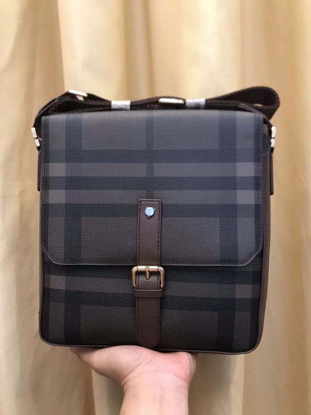 2630年B家最新挎包，意大利进口专用面料，防水防磨，翻盖针扣设计， ，大小适中，不挑身材，B家专用里布，简单又大方，潮男必备，心动不如行动！尺寸26.25.6