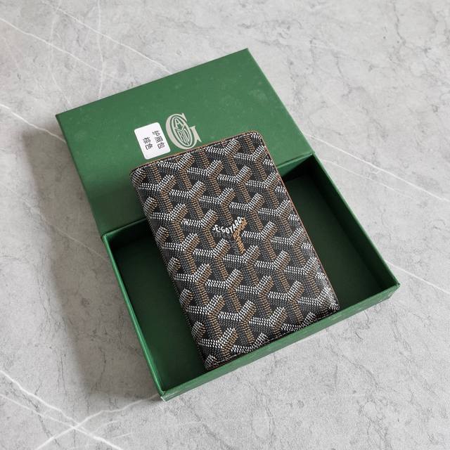 高版本 跑量 Goyard 护照夹 时尚出行必备单品 G0Yard 戈雅 成立于1853年，已超过160年的历史，面料以麻，棉及大麻纤维混合织成后再涂上光面的树