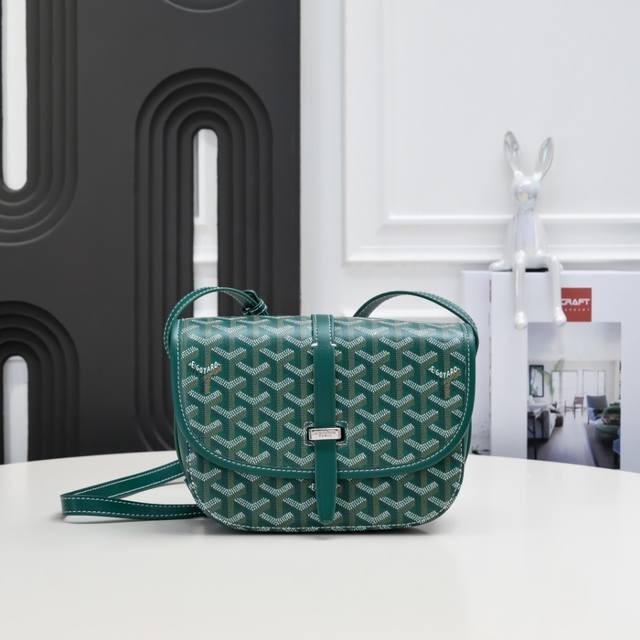 戈家 绿色 工厂P直销 新品马鞍包 BelvéDèRe BelvéDèRe 简约优雅，轻便实用。单狭带扣穿过金属环，开关自如；皮质镶边以线条的方式凸显出包身轮廓