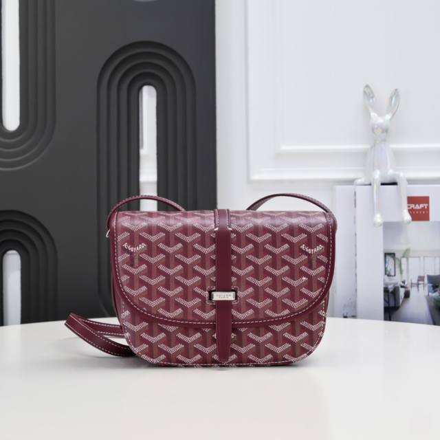 戈家 酒红 工厂P直销 新品马鞍包 BelvéDèRe BelvéDèRe 简约优雅，轻便实用。单狭带扣穿过金属环，开关自如；皮质镶边以线条的方式凸显出包身轮廓