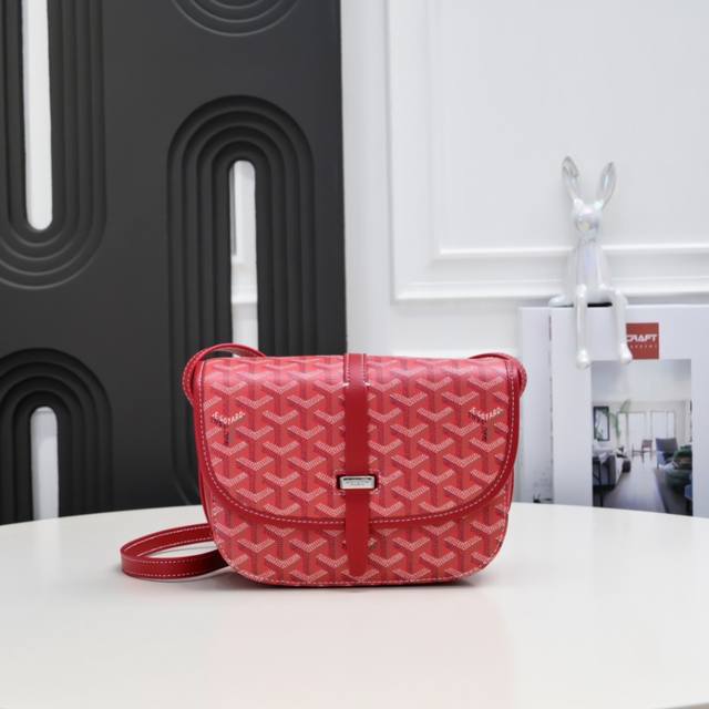 戈家 大红 工厂P直销 新品马鞍包 BelvéDèRe BelvéDèRe 简约优雅，轻便实用。单狭带扣穿过金属环，开关自如；皮质镶边以线条的方式凸显出包身轮廓