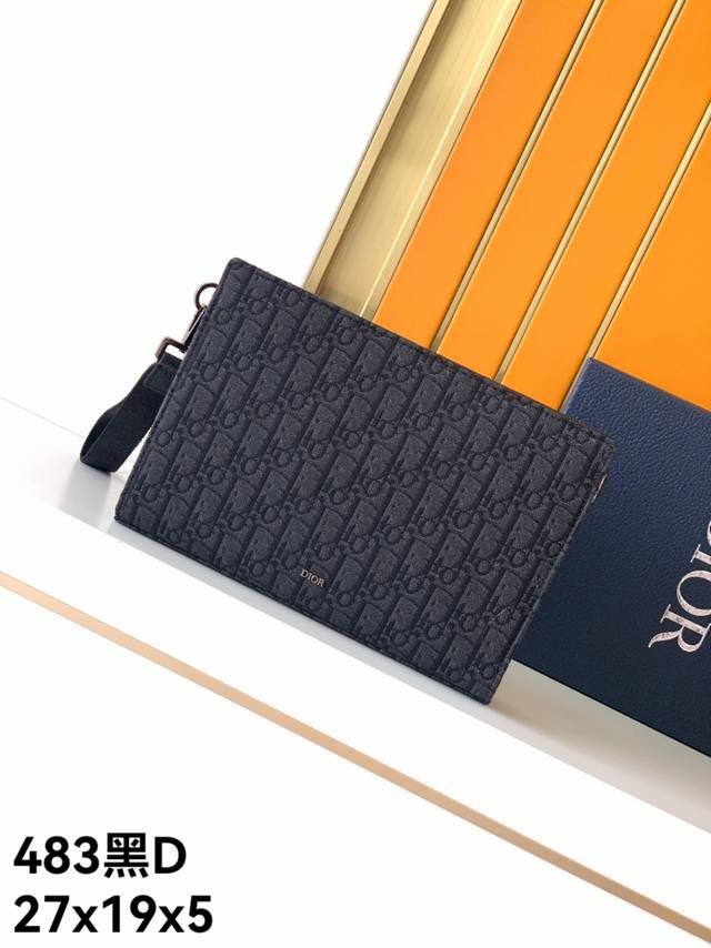 手包型号：原单483#黑D，顶级原单货专柜休闲时尚手拿包流行款，高端大气，时尚有品味，原单专用高端头层牛皮，专柜标准布，超级实用，打上专柜Logo五金配件，绝对