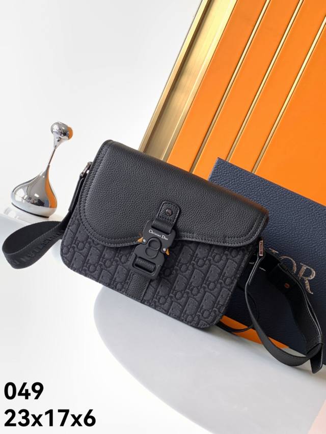 原单049#黑D提花，顶级原单货专柜休闲时尚斜挎包流行款，高端大气，时尚有品味，原单专用高端头层牛皮，专柜标准布，超级实用，打上专柜Logo五金配件，绝对上品。