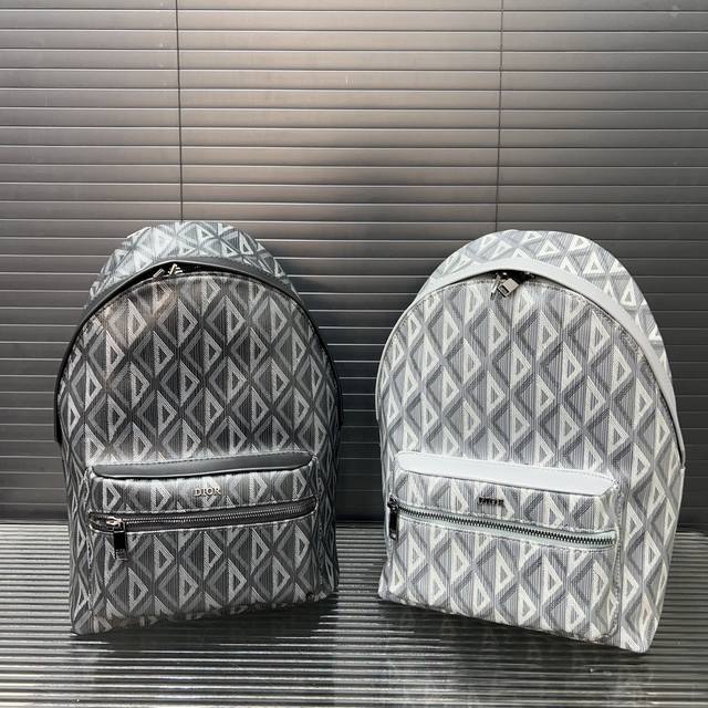 Dior 迪奥 Saddle 可调节肩带拉链开合印花双肩包 男女通用背包 大容量书包 经典百搭 实物拍摄 配送防尘袋 35 X 28 Cm。