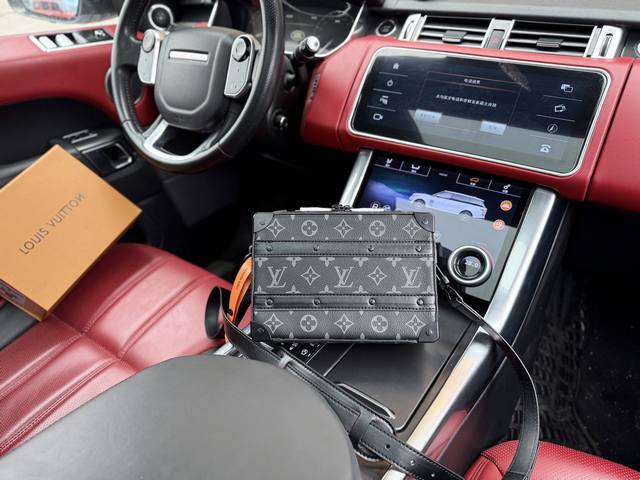 高端货 新款 “Louis Vuitton”Lv单肩包 路易威登邮差包 M46689 Louis Vuitton Soft Trunk Trunk Handle