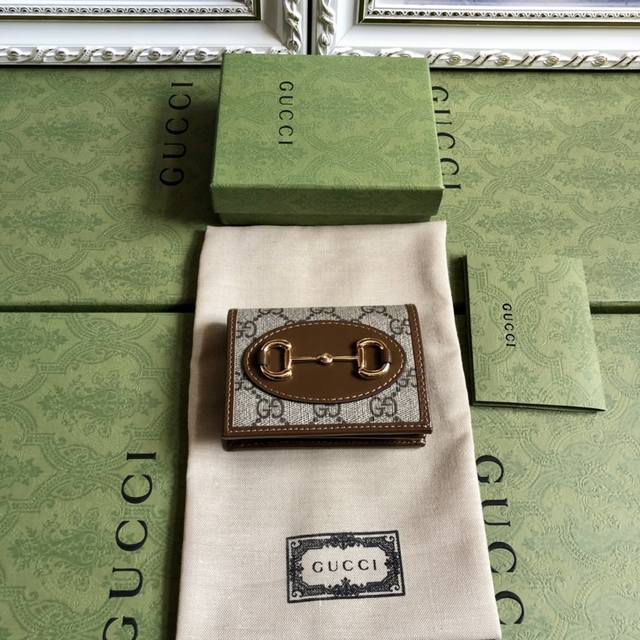 顶配版 顶级 配绿盒包装春夏系列中，全新推出这款由Gg Supreme高级人造帆布和棕色皮革材质制成的Gucci 1955马衔扣卡包。该系列采用与手袋一脉相承的