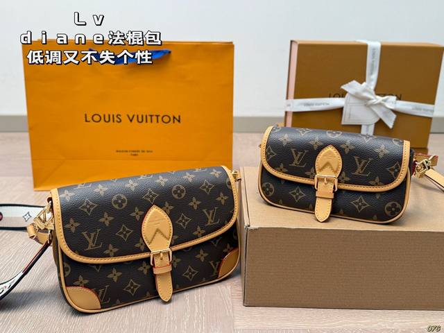 Lvdiane法棍包 上身不会让人失望的好看太值了 低调又不失个性 使用频率会很高的一款包包啦～ 尺寸： 25 15 18 10