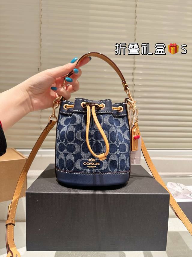 复刻版 牛皮 Coach Dempsey 14 迷你Mini水桶包 抽绳设计开合 可手提可斜挎 一长一短两条肩带 可拆卸 尺寸 14*16.5*9Cm 这个包包