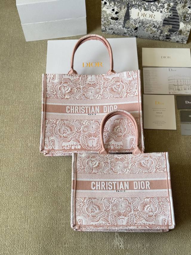 顶级原单 原版布 Dior 原版布提花 25Ss新款蝴蝶刺绣Book 托特包 Dior Book Tote今年最喜欢的一款购物袋 Tote我用的次数最多的包，因