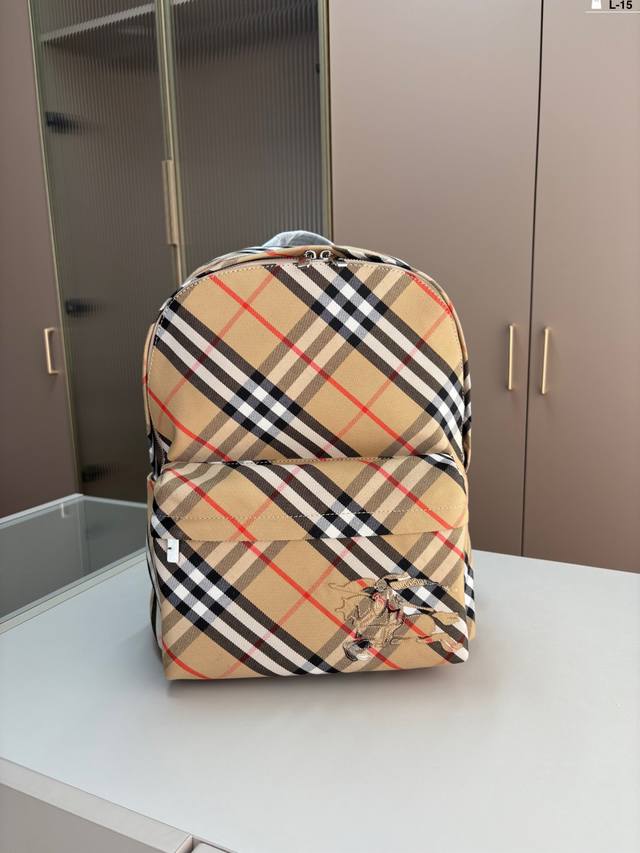 巴宝莉双肩包 又酷又飒的一款 任何风格都可轻松驾驭 L-15尺寸30×40