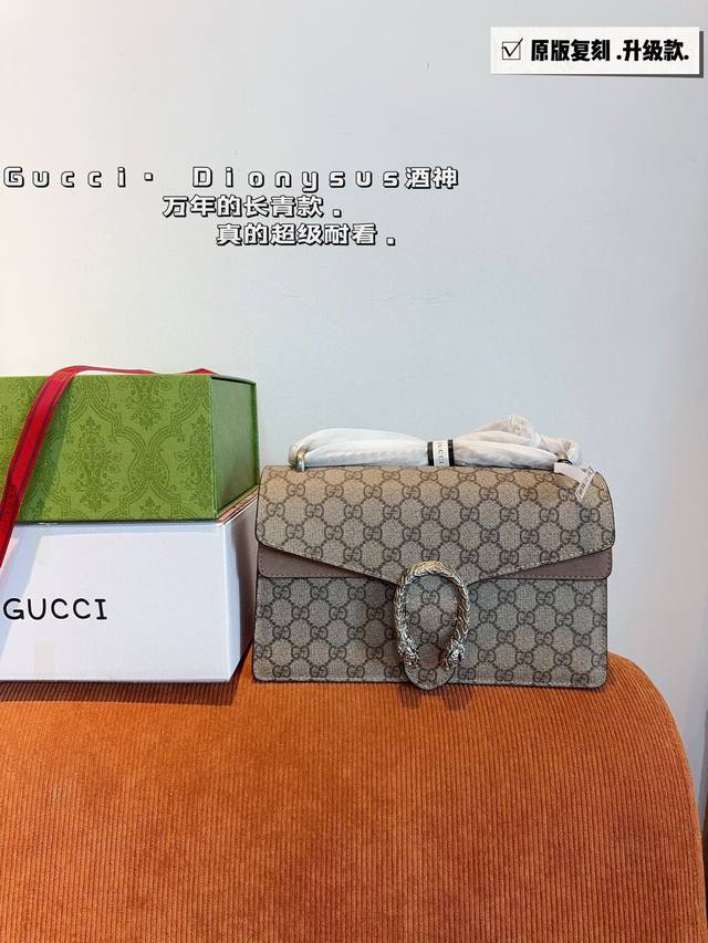 配礼盒 Gucci 古奇新款 酒神链条包名字来源于古希腊罗马神话中的酒神 虽为手袋界的新秀 但即使是在It Bag层出不穷的今天 经典包款里也有它一席之地 销量