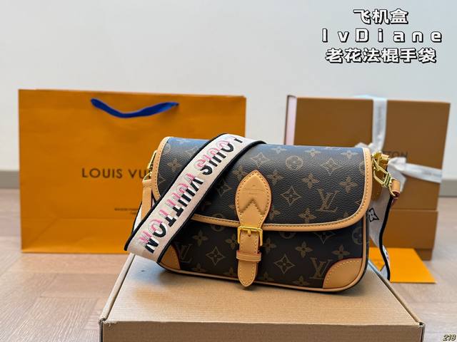 飞机盒 早春L家 Diane 法棍手袋 定制老花面料搭配深色树膏皮 配置两条肩带 搜索 Lv 法棍 尺寸： 25 15