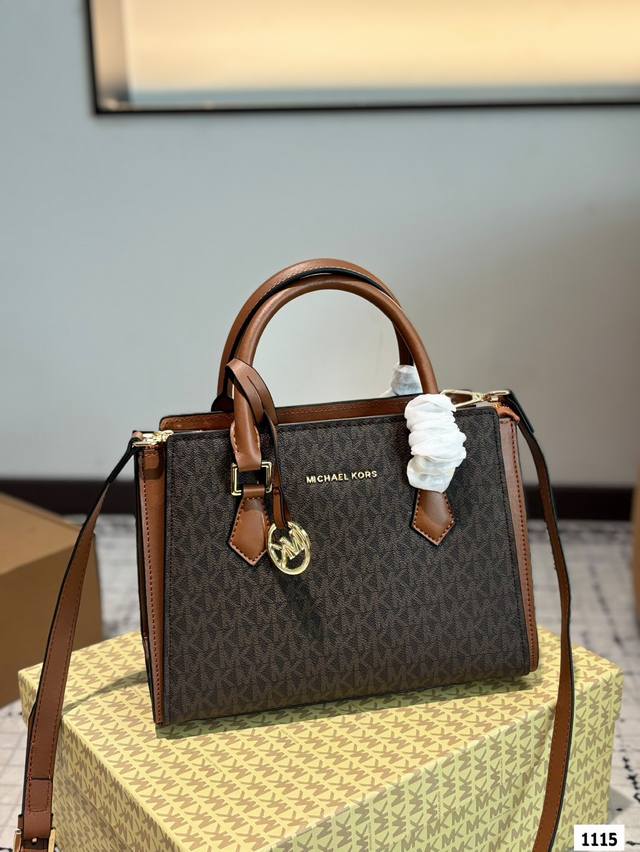 配盒子 Mk款 托特 早春新款 真哒是人手必备 品牌力荐 大容量 很能装 推荐给大家 内里带Logo 兼具定型包优雅和轻松慵懒休闲范 充满时尚感 有型前卫轻松出 配盒子 Mk款 托特 早春新款 真哒是人手必备 品牌力荐 大容量 很能装 推荐给大家 内里带Logo 兼具定型包优雅和轻松慵懒休闲范 充满时尚感 有型前卫轻松出