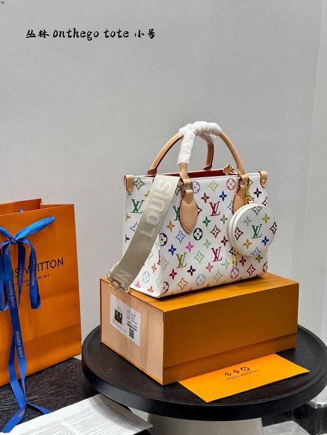 礼盒包装 Lv 丛林Onthego 小号Tote托特包 老花黄花双面拼色款 更具风格的Size 可单肩背可斜挎可手提 宽肩带 附带一个零钱包 减龄设计 增添几分
