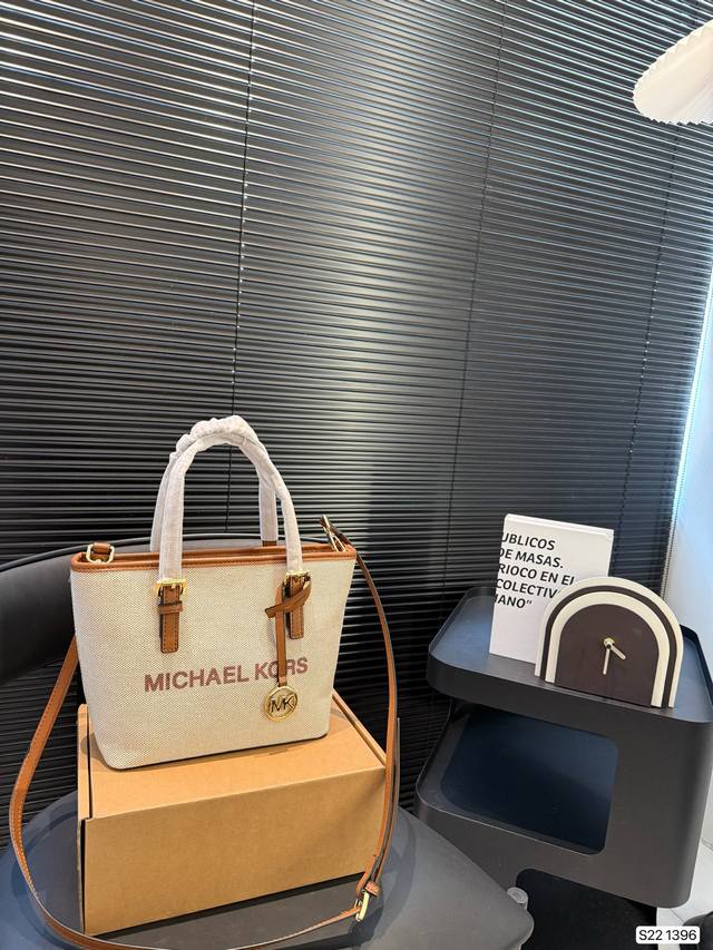 配盒子 Mk 新款手提包 这款复古包就很好看啊!无论从设计还是皮质上都很合我心!容量不容小觑,很能装!姐妹们买起来!尺寸:22 19 货号1396 配盒子 Mk 新款手提包 这款复古包就很好看啊!无论从设计还是皮质上都很合我心!容量不容小觑,很能装!姐妹们买起来!尺寸:22 19 货号1396