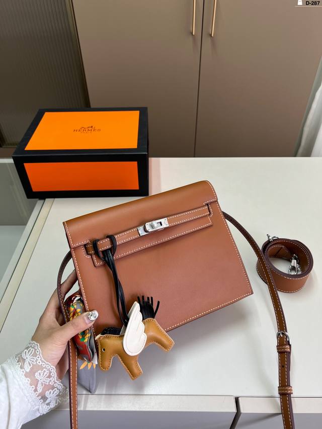 牛皮 爱马仕Dance跳舞包 实物太好看了 简直无法拒绝 最人气的尺寸 超显气质 D-287尺寸21×14折叠盒丝巾小马