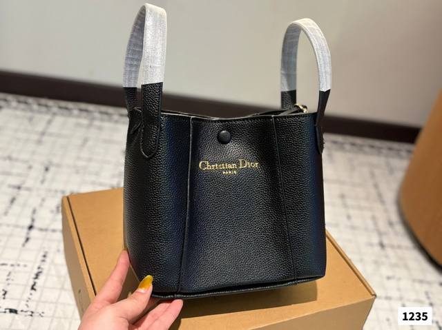 配盒子 迪奥菜篮子 Dior新款Signature经典印花水桶包来袭~ 简直是美国队长级别的百搭时尚单品走过路过千万不要错过这款时尚神器，快来 Get同款吧 尺