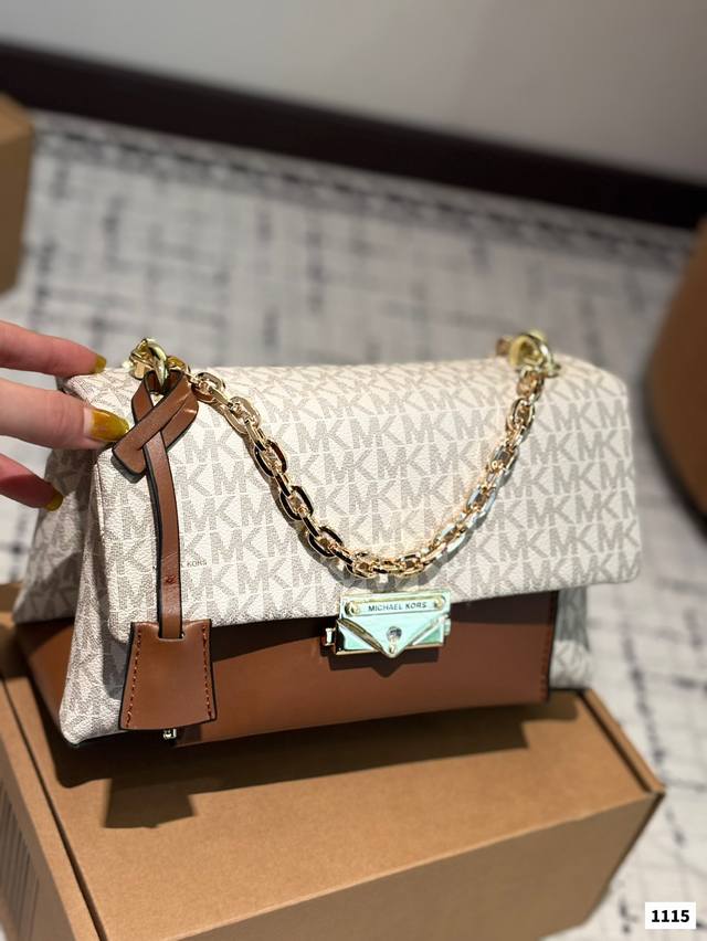 配盒 Mk 简单百搭 颜值高 日常出街首选 潮酷时尚女孩必入款 尺寸:26 15 配盒 Mk 简单百搭 颜值高 日常出街首选 潮酷时尚女孩必入款 尺寸:26 15