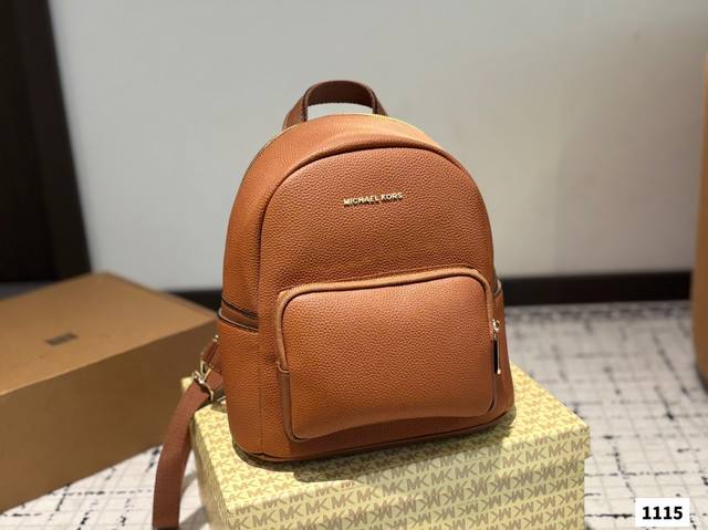 Mk 经典双肩包...Michael Kors百搭款夏天、冬天都能背上它! 双肩材质手感极好,柔软细腻,却因为设计和剪裁合理而不易变形,好看就是好看!说为网红爆 Mk 经典双肩包...Michael Kors百搭款夏天、冬天都能背上它! 双肩材质手感极好,柔软细腻,却因为设计和剪裁合理而不易变形,好看就是好看!说为网红爆