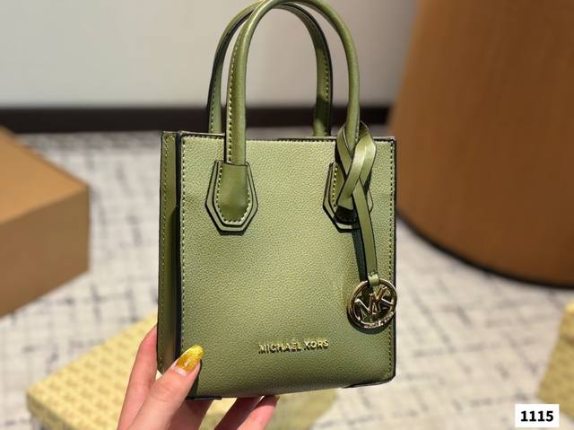 Mk迷你Mercer风琴琴谱包Mk迷你Mercer风琴琴谱包 版型超级好看 颗粒牛皮质感也很好 随身小物都能发得下 买到绝对赚到的款 国内价格P的零头 尺寸: Mk迷你Mercer风琴琴谱包Mk迷你Mercer风琴琴谱包 版型超级好看 颗粒牛皮质感也很好 随身小物都能发得下 买到绝对赚到的款 国内价格P的零头 尺寸: