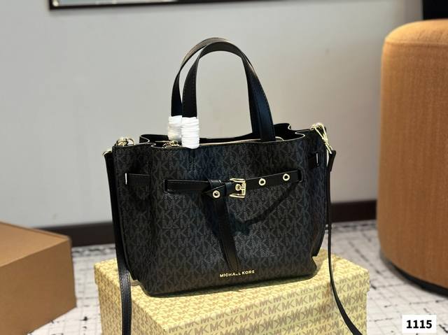 配盒 Size:24*20Cm Mk 新品 你会发现它越看越好看! 实用型 容量大 配盒 Size:24*20Cm Mk 新品 你会发现它越看越好看! 实用型 容量大