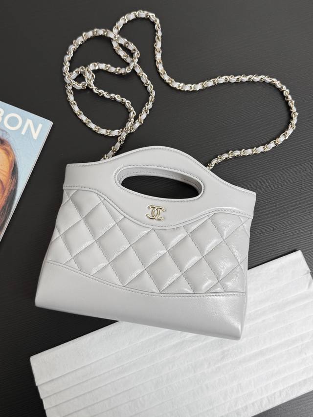 原厂皮现货25p王炸31Bag超Mini 31Bagmini拿到手里已经很可爱了，直到遇见手机包，真的超乖的一个小可爱！不适合放太满，大概一部手机+口红+车钥匙