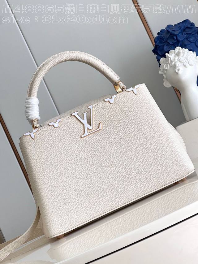 特级原厂 独家实拍 M48865奶白拼白贝母花冠款 中号 Capucines Mm手袋 法国进口小牛皮,闪亮的金属饰件,特有的Capucines搭盖既可收入包内 特级原厂 独家实拍 M48865奶白拼白贝母花冠款 中号 Capucines Mm手袋 法国进口小牛皮,闪亮的金属饰件,特有的Capucines搭盖既可收入包内