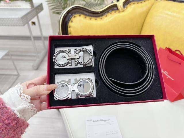 1条带两个扣 1条带1个扣 品牌:菲拉格慕 等级：双扣礼盒套装 带身采用纯牛皮 真空电镀 .宽度3.4厘米 两种风格 完美展现独一无二的气质 扣头：原版扣