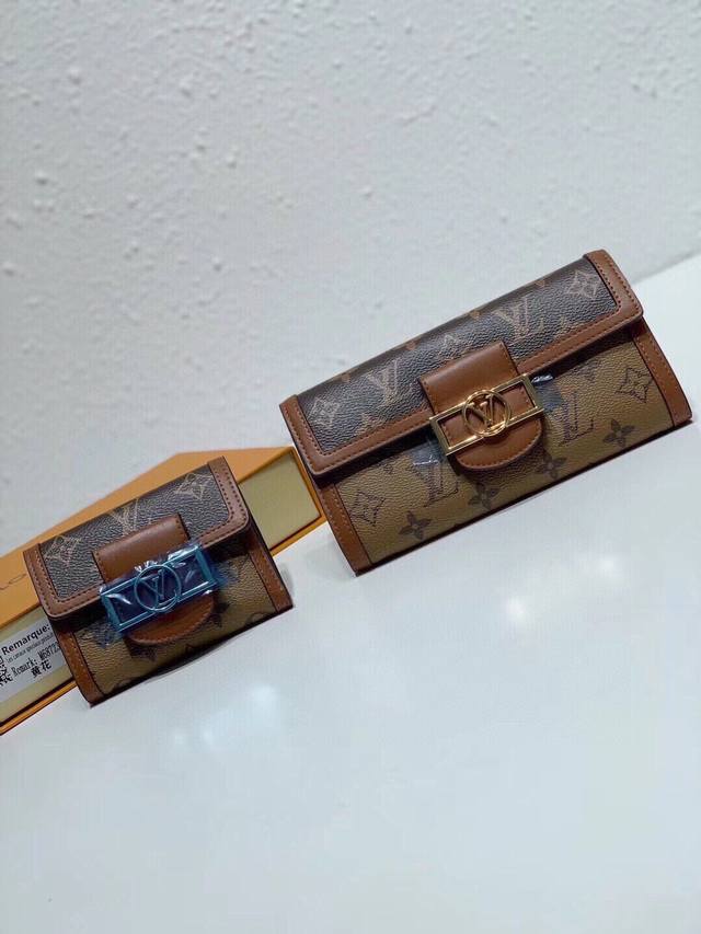 长 颜色 黄花尺寸 长19X10 短11X10 老花 配 黄花 达芙妮钱夹援经引典袋手的设计，取材Monogram 帆布与 帆布，搭考配究牛小皮饰边，点缀 Da