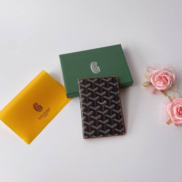 Goyar 戈雅 护照包 160年来源自19世纪的点画式Y字印花面料和始终如一，便携随身携带，轻便 耐磨材质，可以放下护照以及多张银行卡 配礼盒包装护照包 原版