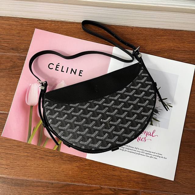 新款 戈雅半月包。简单的穿搭永远不过时，舒服随性耐看！容量也十分乐观，可装下雨伞钱包粉饼口红等，肩带可调节，背法多样，可单肩可斜背可腋下！款号: 戈雅半月包 原