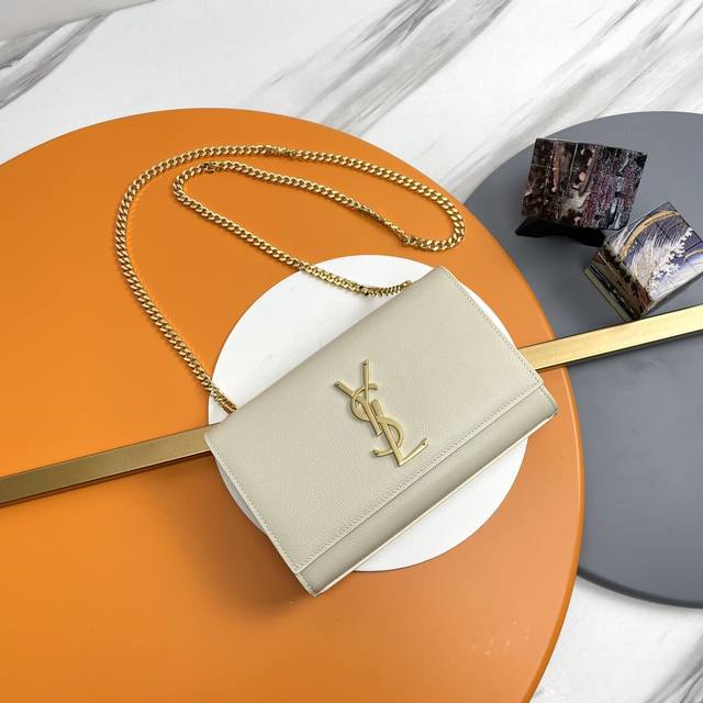 20# 原单 鱼子酱 金扣 +Kate链条包原厂皮版本在大家的呼声中终于来了！相比起经典的极佳尺寸可放下市面上通用的所有型号手机而又显得更加轻巧！整个手袋简洁利