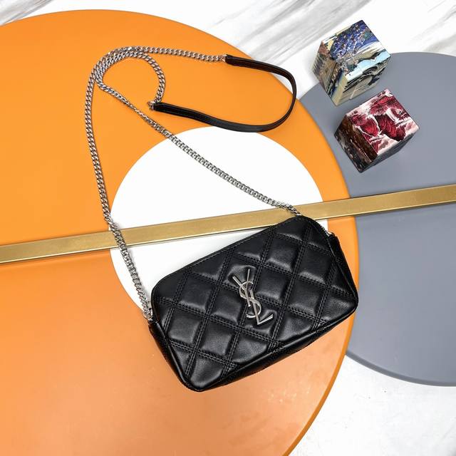 黑色银扣小羊皮_ 专柜最新Becky 菱形绗缝双拉链手拿包，由手感相当细腻的原厂小羊皮制作而成，搭配菱形绗缝纹路及简约标志性Logo，大气经典又百搭！双拉链设计