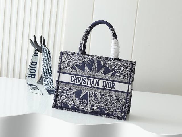 独家实物拍摄 中 原单 Dior Book Tote 托特 深蓝D中36Cm 这款 Book Tote手袋由女装创意总监玛丽亚 嘉茜娅 蔻丽 Maria Gra