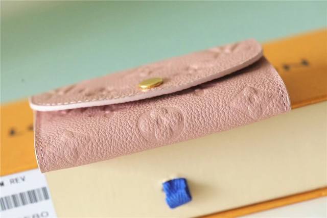 工厂p价 顶级原单 M81455粉 头层牛皮本款 Rosalie 零钱包取材 Monogram Empreinte 压纹软粒面牛皮革,以圆润翻盖开启小巧构型,内 工厂p价 顶级原单 M81455粉 头层牛皮本款 Rosalie 零钱包取材 Monogram Empreinte 压纹软粒面牛皮革,以圆润翻盖开启小巧构型,内