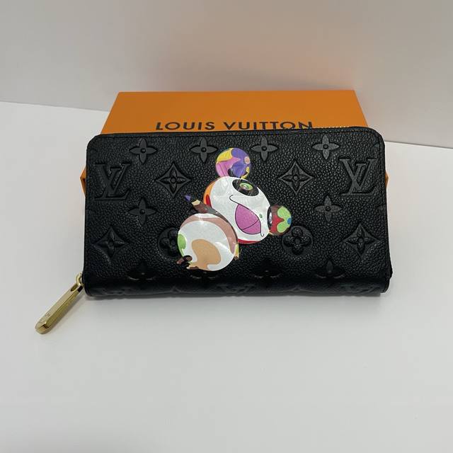 工厂p价 顶级原单 M14160 熊猫 村上隆联名款熊猫黑色牛皮长款拉链钱夹,本款Monogram Ld印花 火爆全球深受明星名人喜欢 活泼童真又亲切。明媚皮革 工厂p价 顶级原单 M14160 熊猫 村上隆联名款熊猫黑色牛皮长款拉链钱夹,本款Monogram Ld印花 火爆全球深受明星名人喜欢 活泼童真又亲切。明媚皮革