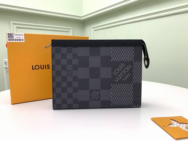 工厂p价 顶级原单 N60444黑格本款 pochette Voyage 手拿包选取 Damier Graphite 3D 帆布,展现路易威登经典格纹的当代演绎 工厂p价 顶级原单 N60444黑格本款 pochette Voyage 手拿包选取 Damier Graphite 3D 帆布,展现路易威登经典格纹的当代演绎