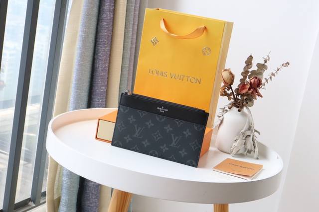 工厂p价 M80348黑花,顶级原单Slim purse 采用 Monogram 帆布和丝滑牛皮实现简约构型,点缀路易威登标识压纹,设有拉链主隔层、外贴袋、外隔 工厂p价 M80348黑花,顶级原单Slim purse 采用 Monogram 帆布和丝滑牛皮实现简约构型,点缀路易威登标识压纹,设有拉链主隔层、外贴袋、外隔