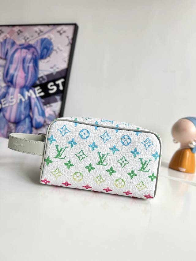 海外原单M14034独家实拍!本款 Locker Dopp Kit 盥洗袋取材 Monogram 帆布,融汇当代潮流和典雅格调。紧凑构型内含充裕空间,轻松收纳日 海外原单M14034独家实拍!本款 Locker Dopp Kit 盥洗袋取材 Monogram 帆布,融汇当代潮流和典雅格调。紧凑构型内含充裕空间,轻松收纳日