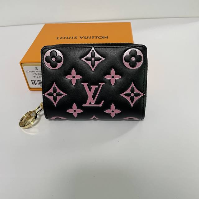 工厂p价 顶级原单 M12378 這款Lv Ski系列的拉鏈錢包具有枕頭般柔軟的質感,設計取材自品牌的Coussin系列手袋,營造出鮮明風格。錢包以經典的Mon 工厂p价 顶级原单 M12378 這款Lv Ski系列的拉鏈錢包具有枕頭般柔軟的質感,設計取材自品牌的Coussin系列手袋,營造出鮮明風格。錢包以經典的Mon