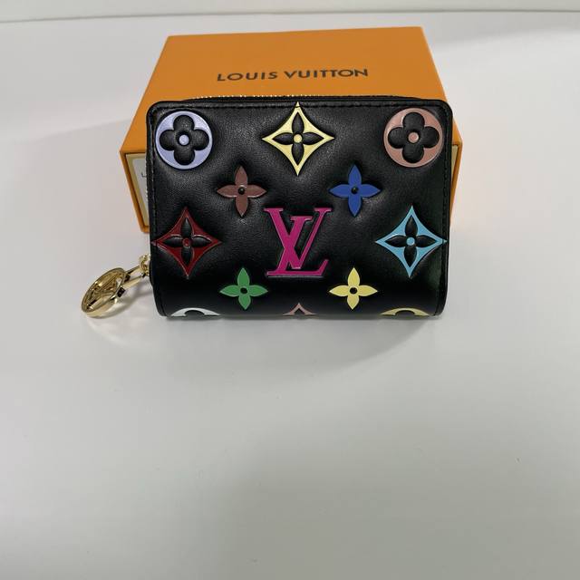 工厂p价 顶级原单 M13829 這款Lv Ski系列的拉鏈錢包具有枕頭般柔軟的質感,設計取材自品牌的Coussin系列手袋,營造出鮮明風格。錢包以經典的Mon 工厂p价 顶级原单 M13829 這款Lv Ski系列的拉鏈錢包具有枕頭般柔軟的質感,設計取材自品牌的Coussin系列手袋,營造出鮮明風格。錢包以經典的Mon