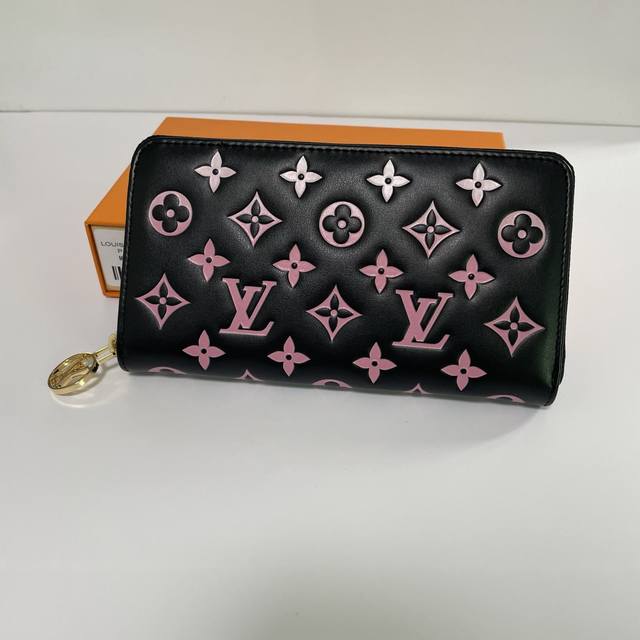 工厂p价 顶级原单 M12152 這款Lv Ski系列的拉鏈錢包具有枕頭般柔軟的質感,設計取材自品牌的Coussin系列手袋,營造出鮮明風格。錢包以經典的Mon 工厂p价 顶级原单 M12152 這款Lv Ski系列的拉鏈錢包具有枕頭般柔軟的質感,設計取材自品牌的Coussin系列手袋,營造出鮮明風格。錢包以經典的Mon