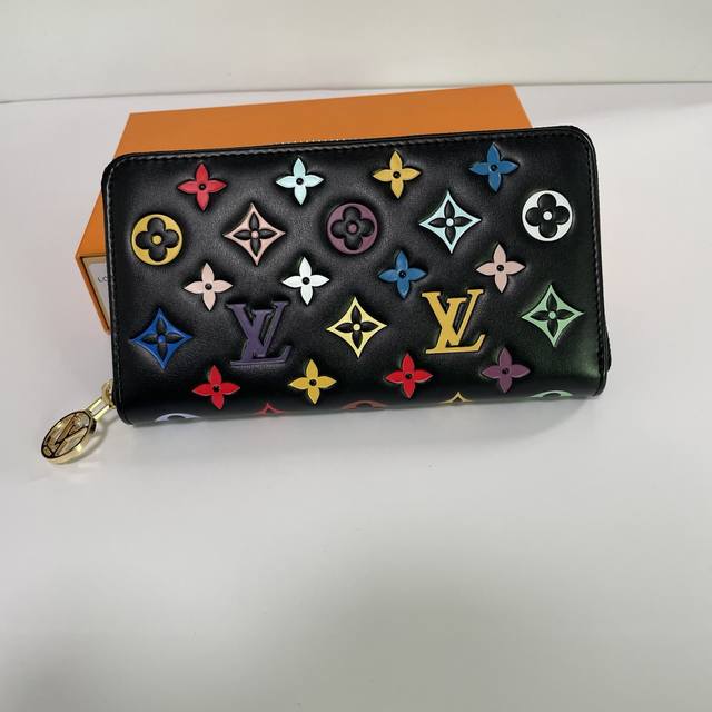 工厂p价 顶级原单 M14096 這款Lv Ski系列的拉鏈錢包具有枕頭般柔軟的質感,設計取材自品牌的Coussin系列手袋,營造出鮮明風格。錢包以經典的Mon 工厂p价 顶级原单 M14096 這款Lv Ski系列的拉鏈錢包具有枕頭般柔軟的質感,設計取材自品牌的Coussin系列手袋,營造出鮮明風格。錢包以經典的Mon