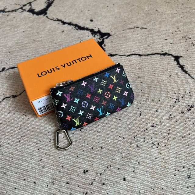 工厂p价 顶级原单 M13664黑彩 這款復刻版Louis Vuitton X Murakami系列的鑰匙零錢包繽紛絢麗,採用塗層帆布製成,充滿活力的標誌性Mo 工厂p价 顶级原单 M13664黑彩 這款復刻版Louis Vuitton X Murakami系列的鑰匙零錢包繽紛絢麗,採用塗層帆布製成,充滿活力的標誌性Mo