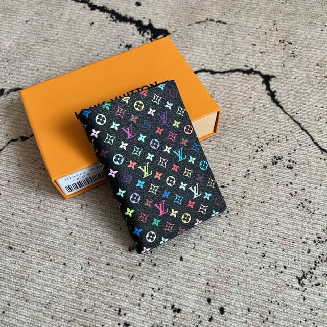 工厂p价 顶级原单 Lv X Tm 护照套 M13414黑彩 白彩 黑彩-村上隆 本款护照套选用涂层帆布和牛皮革内衬,以艺术家村上隆笔下的彩虹色调焕新 Mono 工厂p价 顶级原单 Lv X Tm 护照套 M13414黑彩 白彩 黑彩-村上隆 本款护照套选用涂层帆布和牛皮革内衬,以艺术家村上隆笔下的彩虹色调焕新 Mono