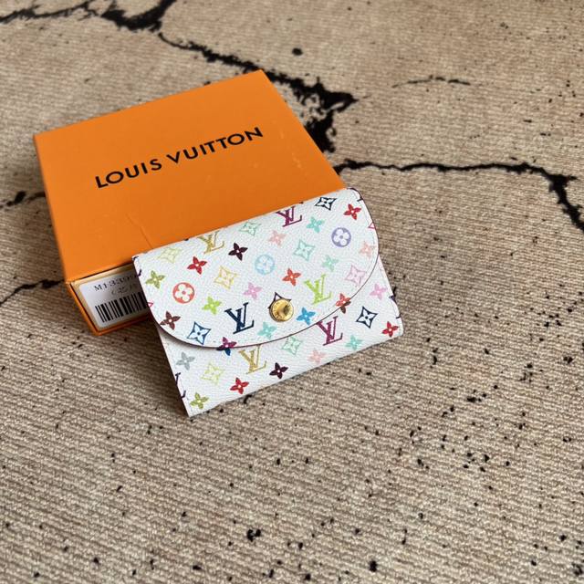 工厂p价 顶级原单 M13399白彩 本款 Rosalie 零钱包出自路易威登 X 村上隆再版系列,为 Monogram 涂层帆布浸染活力色调,巧妙致意日本艺术 工厂p价 顶级原单 M13399白彩 本款 Rosalie 零钱包出自路易威登 X 村上隆再版系列,为 Monogram 涂层帆布浸染活力色调,巧妙致意日本艺术