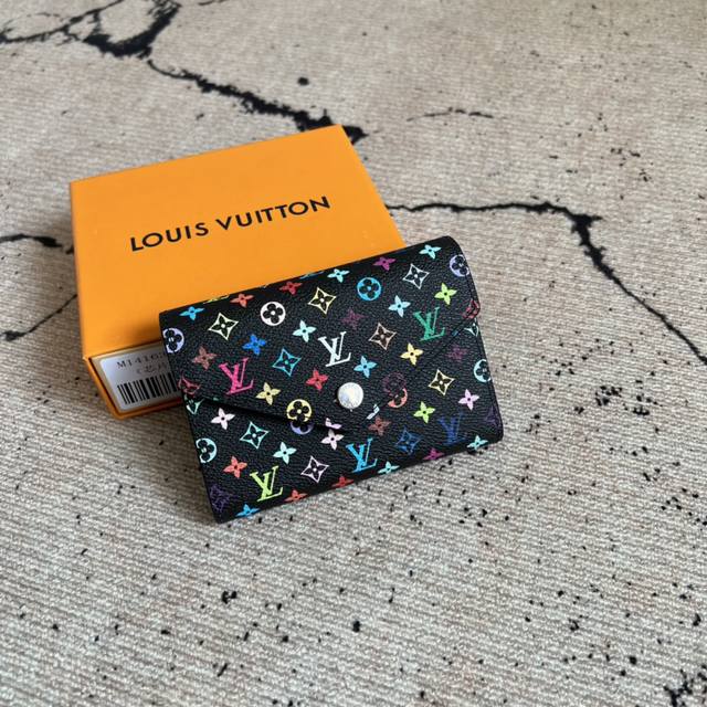 工厂p价 顶级原单 M14163黑彩 這款復刻版Louis Vuitton X Murakami系列的Victorine錢包小巧精緻,繽紛多彩的Monogram 工厂p价 顶级原单 M14163黑彩 這款復刻版Louis Vuitton X Murakami系列的Victorine錢包小巧精緻,繽紛多彩的Monogram
