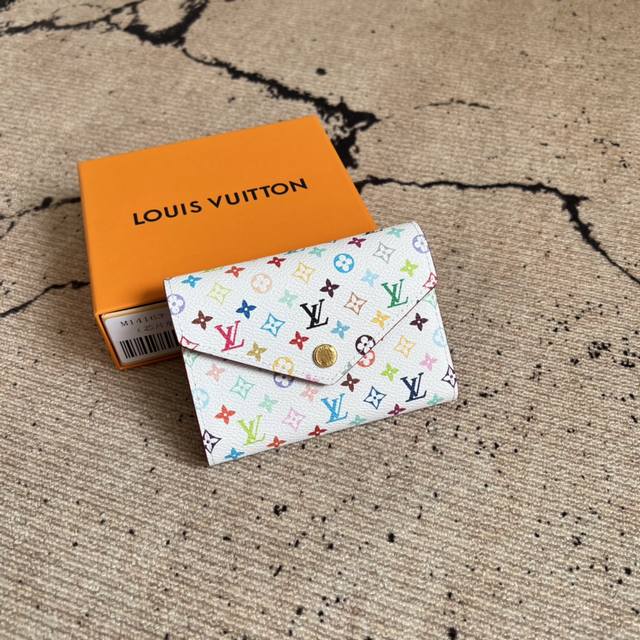 工厂p价 顶级原单 M14163白彩 這款復刻版Louis Vuitton X Murakami系列的Victorine錢包小巧精緻,繽紛多彩的Monogram 工厂p价 顶级原单 M14163白彩 這款復刻版Louis Vuitton X Murakami系列的Victorine錢包小巧精緻,繽紛多彩的Monogram