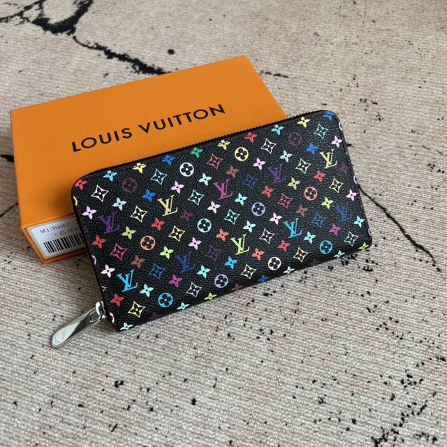 工厂p价 顶级原单 M13992黑彩 单拉链钱包系列 Zippy Ld拉链钱包 這款別具收藏價值的Zippy拉鏈錢包本款Monogram印花以33种缤纷的色彩演 工厂p价 顶级原单 M13992黑彩 单拉链钱包系列 Zippy Ld拉链钱包 這款別具收藏價值的Zippy拉鏈錢包本款Monogram印花以33种缤纷的色彩演